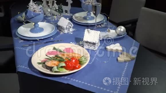 在餐馆里吃炸红鱼牛排视频