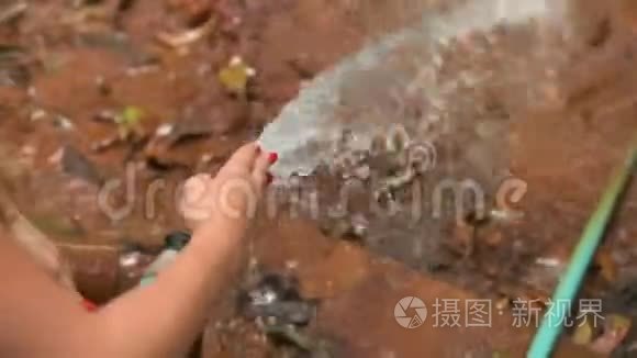 女人擦手浪费水视频