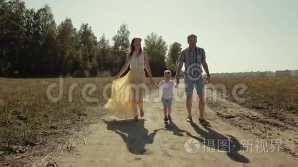 一家三口走在农村的幸福家庭视频
