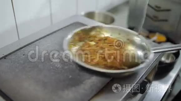 厨师把意大利面条混合在热炉上视频
