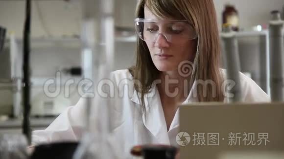 实验室里的女科学家