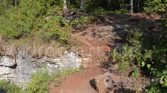 勇女带着背包游客在山上探险视频