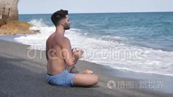海上冥想或做瑜伽运动的青少年视频