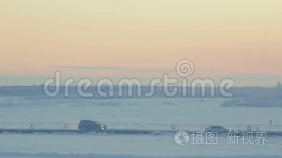 北极地区乡村公路上的两辆汽车视频