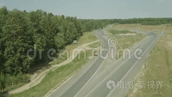 两条乡村道路上方的空气计划视频