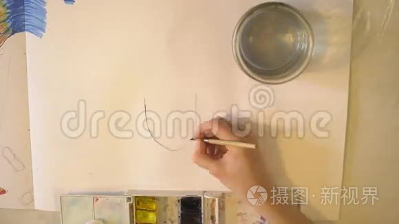 卡通动画背景模板布局一个女孩艺术家绘画水彩艺术作品与画笔和调色板与彩色腹肌mp4格式视频下载 正版视频编号03zsxc 摄图新视界视频库
