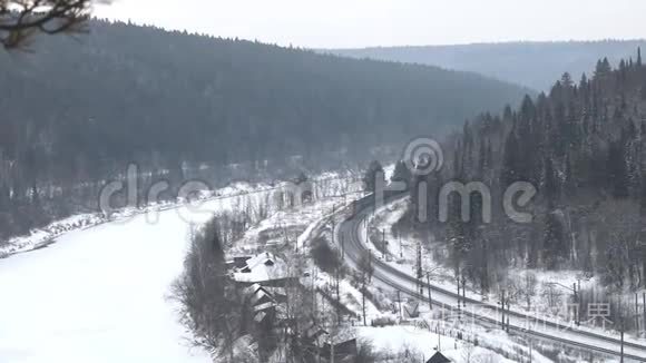 冻河雪时穿越针叶林的货运列车视频