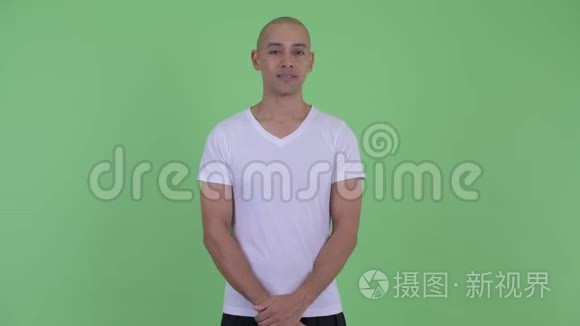 喜气洋洋的秃头男人得到好消息