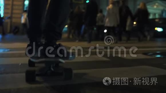 滑板人的双脚跨夜城路人行横道视频