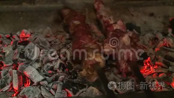 烧烤客人煮肉