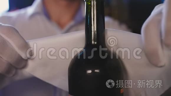 侍酒师用餐巾纸包装红酒视频