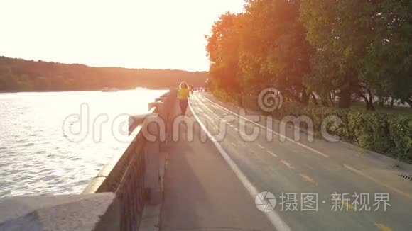 晚上在公园里跑步的女路人视频