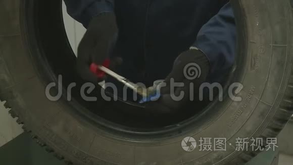 平衡器上的工程师平衡车轮视频