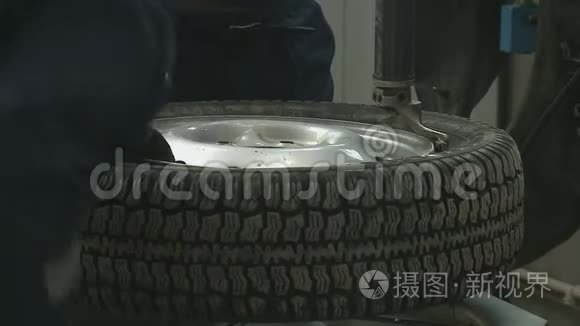 平衡器上的工程师平衡车轮视频