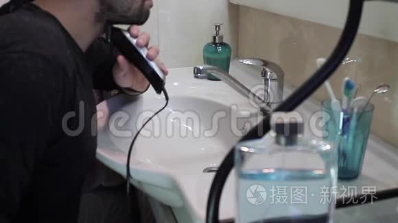 那个人正在浴室里刮胡子视频