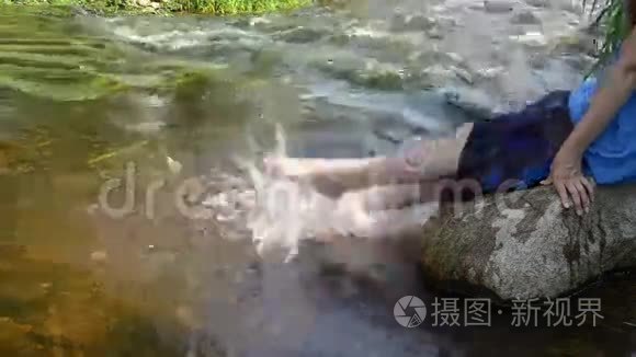 波浪溅起水流