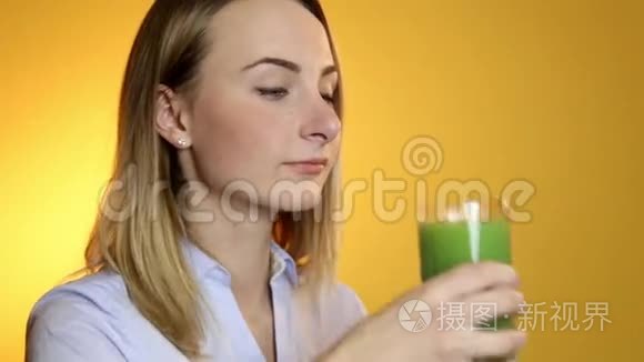 年轻女子喝绿色蔬菜冰沙视频