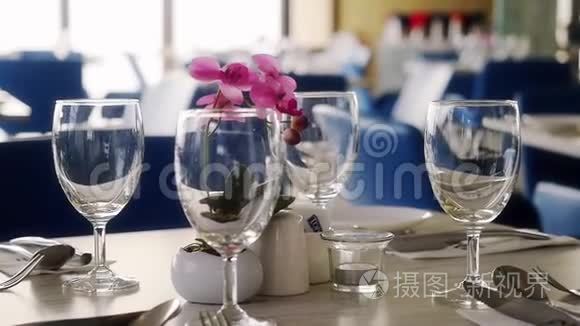 宴会装饰的桌子，有餐具。 为一顿带眼镜的豪华晚餐准备的优雅装饰的餐桌