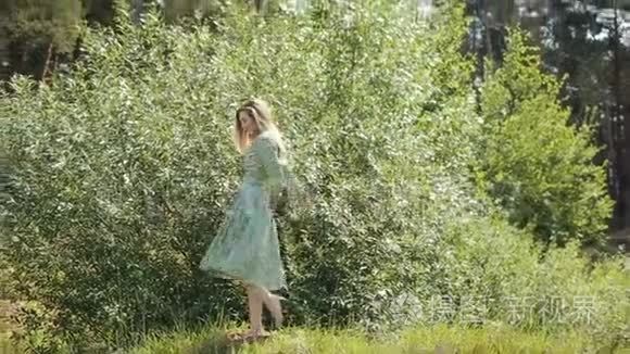 阳光明媚的夏日，一个穿着长裙的年轻女孩在公园散步