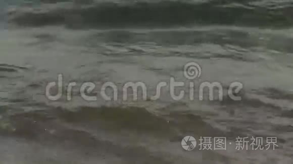 海岸线上出现了安静的海浪视频