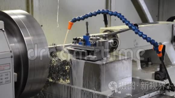 工业生产中的数控车削机视频