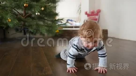 可爱的小宝宝爬在地板上视频