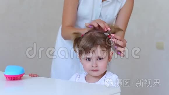 妈妈给她的小女儿孩子做发型视频