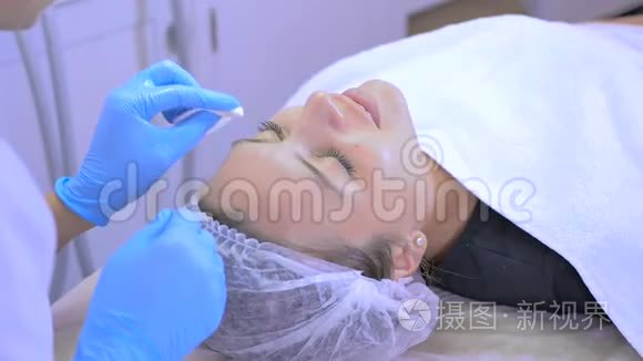 美容师清洁美容院年轻女性的眼睛