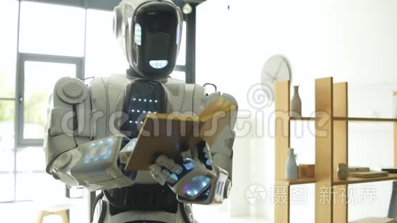 创新机器人在室内学习和阅读视频