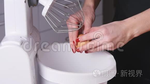 糖果师在搅拌机里打碎鸡蛋视频