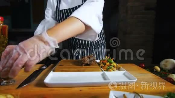 厨师在猪肉肋板上摆一套棕色酱视频