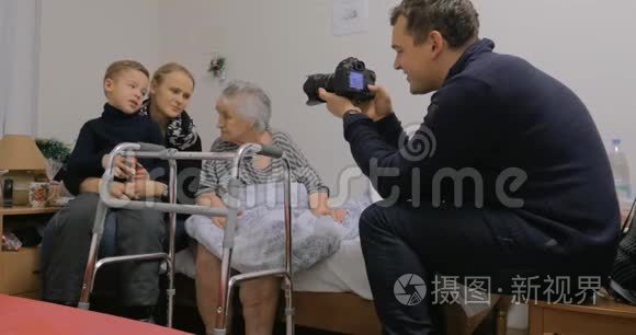 家人来医院看望年迈的奶奶视频