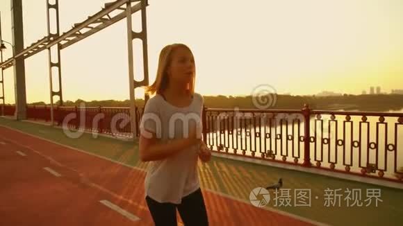 年轻女子沿着桥慢跑视频