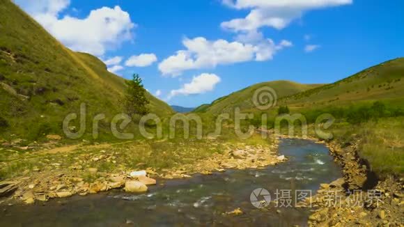 有活力的天空越过山谷，在高加索山脉的河流，4k，时间流逝