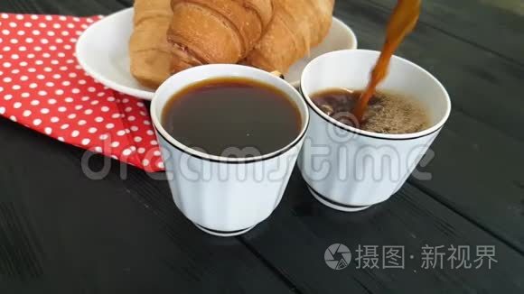 咖啡倒进牛角面包杯