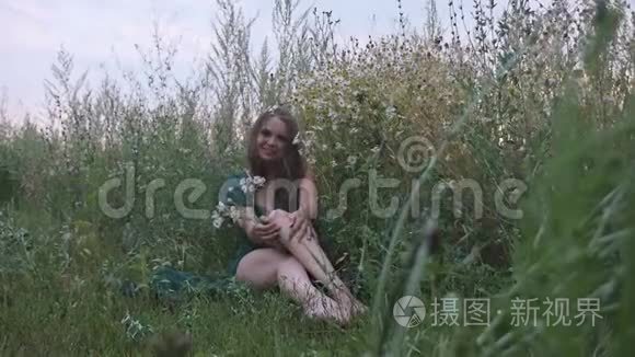 穿着鲜花坐在田野里的女孩视频