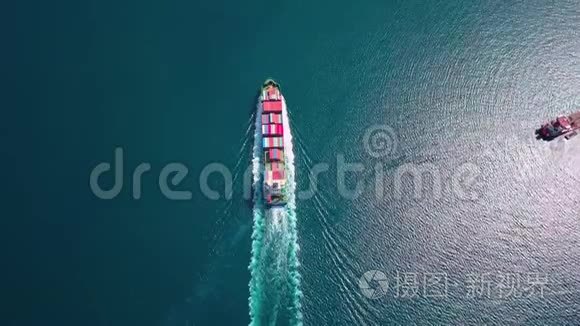 海上超大型集装箱船的航摄影像，俯视图