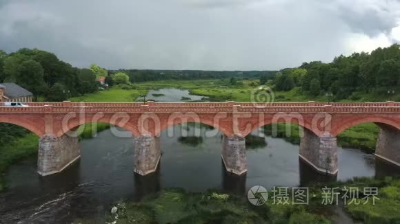 欧洲最宽的瀑布在拉脱维亚库尔迪加和砖桥横跨文塔河阿雷尔德龙射击。