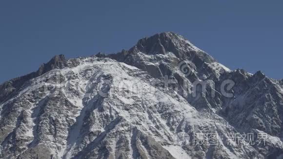 美丽的冬季景观，积雪覆盖山顶