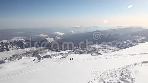 高加索山脉的登山者