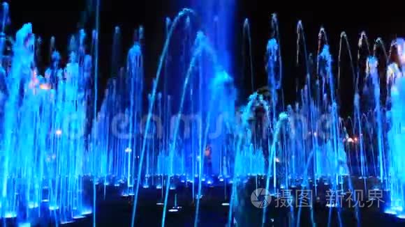 喷泉有五颜六色的水柱视频