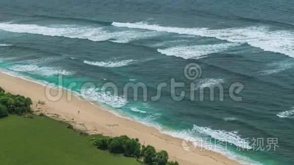 印尼巴厘岛乌卢瓦图恩加兰海滩海岸线上的波浪移动