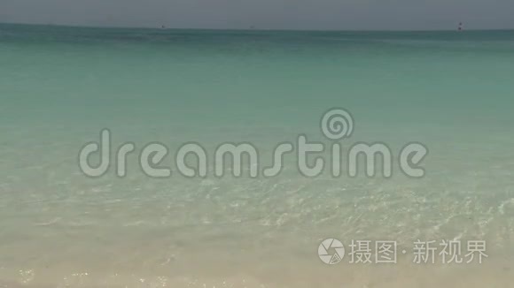 岛上海滩上清澈的水波视频