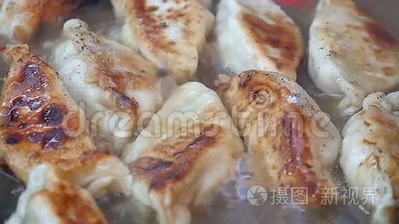 煎锅里煮的煎饺子