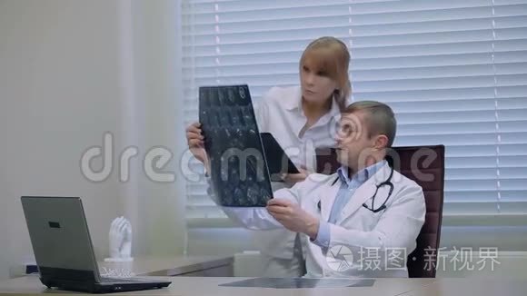 医生检查病人的头部扫描视频