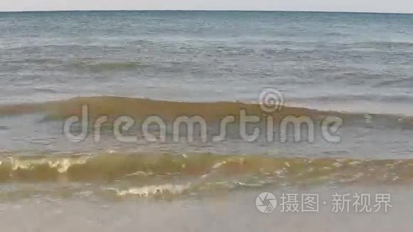 被海浪拍打着视频