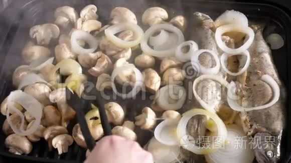 用烤鱼和蘑菇烹饪美味的饭菜视频