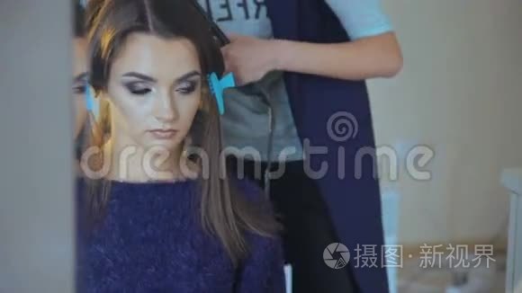 聪明的女人在美容院做发型视频