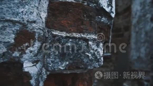 冻湖中央被毁坏的旧建筑红砖墙视频