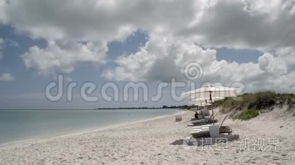 海滩边可看到躺椅和雨伞